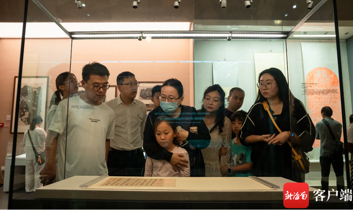 “千古风流 不老东坡——苏轼主题文物展”深受市民、游客欢迎。记者 李昊 摄