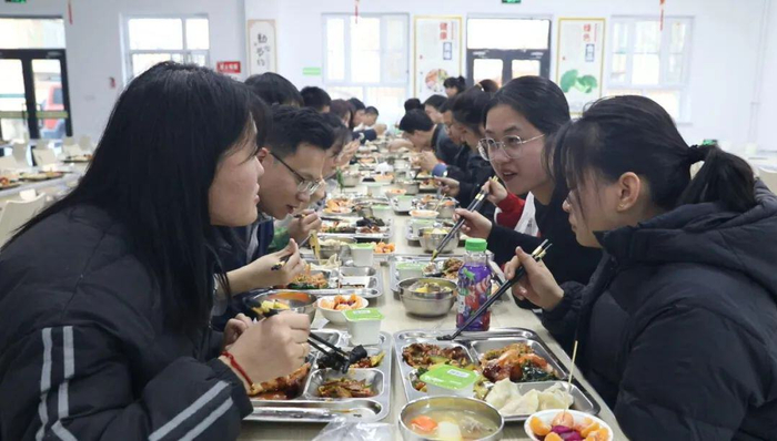 志愿者们在一起吃团年饭。包伟 摄