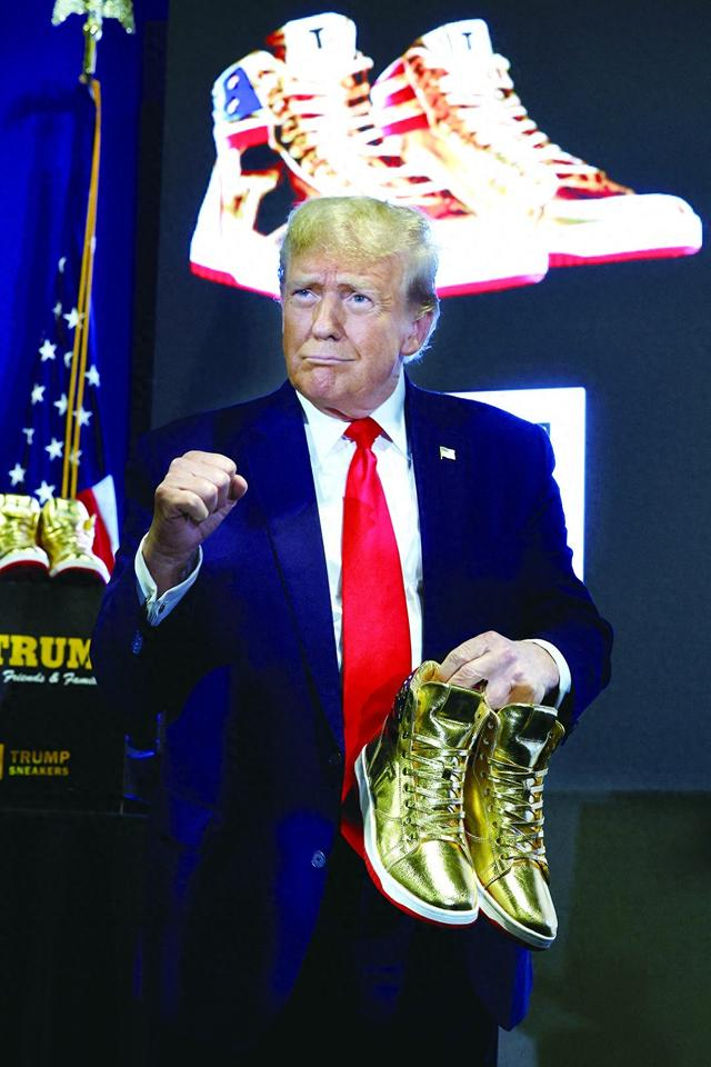 图片说明： 当地时间17日，美国前总统特朗普在费城举办的球鞋潮流展上现身，展示其新推出的“首款官方运动鞋”。 （法新社）