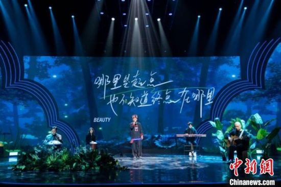 图为尼成参演2024年云南省春节文艺晚会。晚会主办方 供图