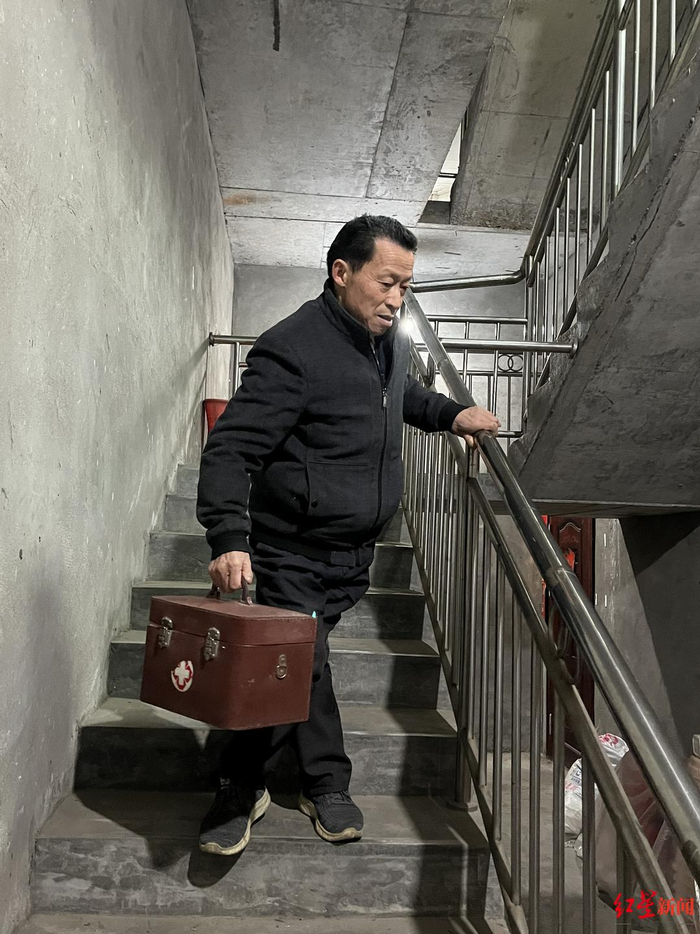 ▲何明学出诊时，因双腿残疾行走困难