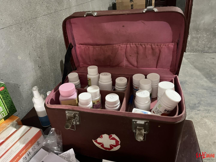 ▲何明学出诊的药箱