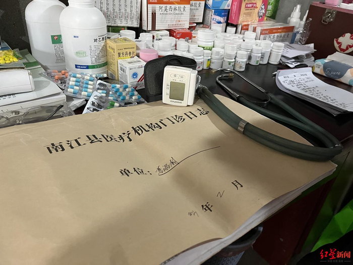 ▲何明学收藏起来的医疗日志