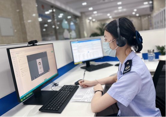 图| 区税务局工作人员通过智慧“云税厅”提供线上办理服务 黎芊芊 摄