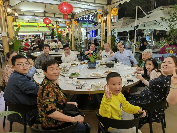 小编与大哥一家过年相聚在三亚