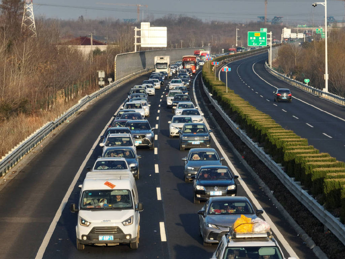 2月17日，车辆缓慢行驶在新扬高速扬州段 新华社发 