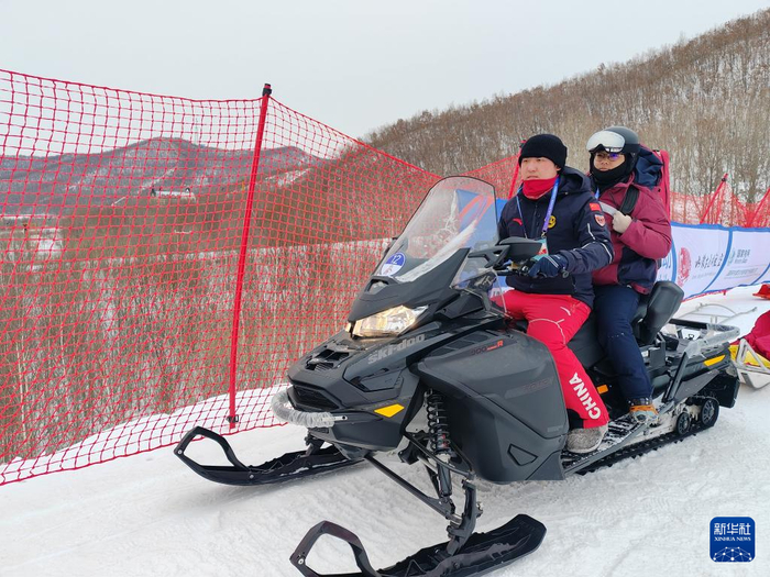 医疗组成员乘坐雪上摩托开展救助.新华社记者 张武岳 摄
