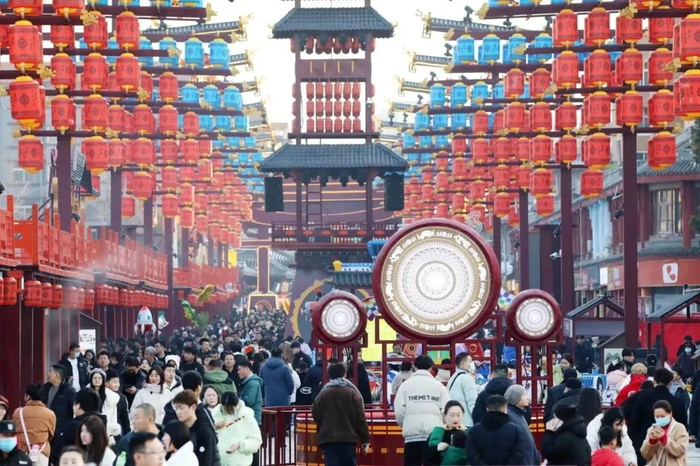 曹魏不夜城步行街迎来客流高峰。记者 乔利峰 摄