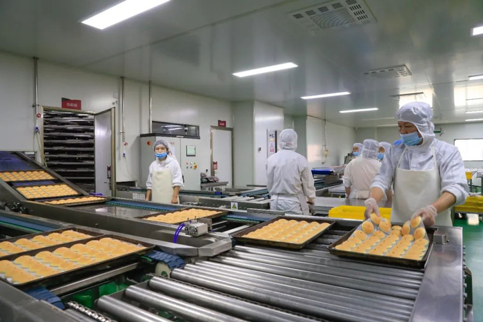 图 | 詹记工作人员在生产制作糕点 赵明 摄
