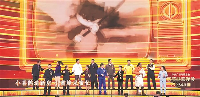 除夕夜，14位劳模工匠亮相总台春晚舞台。图片来源：视频截图