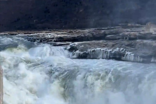 图：1月7日 陕西延安 网友拍到黄河水变清