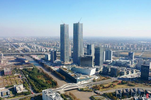 去年12月，张江地标性建筑“科学之门”双塔均已实现外立面幕墙封顶。李茂君 摄