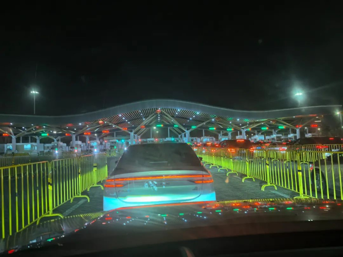 深夜，车主们在海口三港排队登船 图源：受访者提供