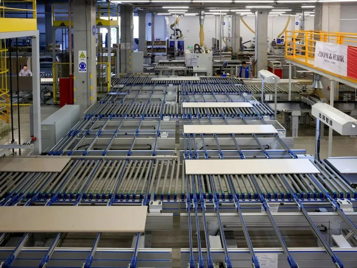 图| 志邦家居自动化柜体封边生产车间 赵明 摄