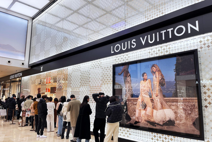 2024年2月15日，南京一LV专卖店门口 图据视觉中国