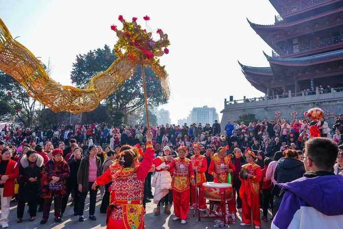 宜宾翠屏区合江门民俗活动人气旺。（越良斌摄）
