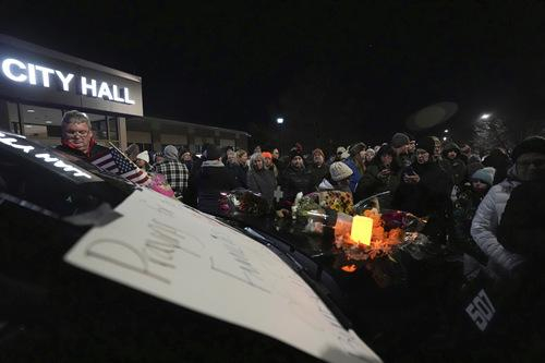 2月18日，美国明尼苏达州伯恩斯维尔市。当地居民举行守夜活动悼念当天枪击事件中殉职的警员。（图片来源：视觉中国）
