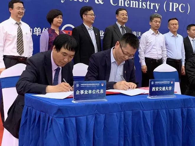 图为冯元士与高校就硒片研发项目签约