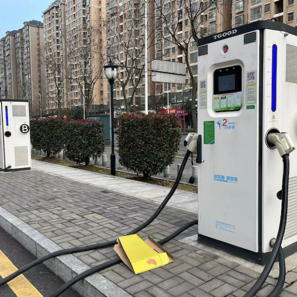 图为位于常德市武陵区紫菱路的特来电充电站