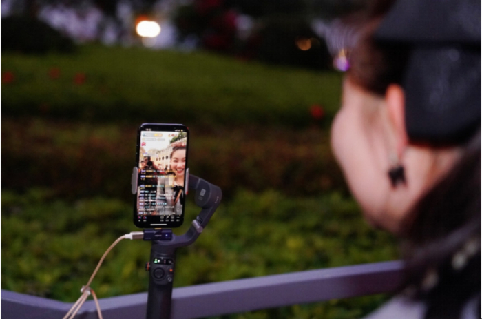 图：鼓浪屿上用5G直播的用户