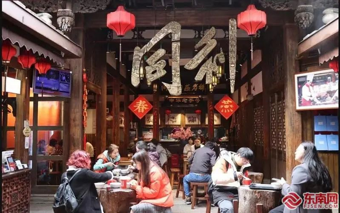 游客在品尝福州美食。东南网记者 卢金福 摄