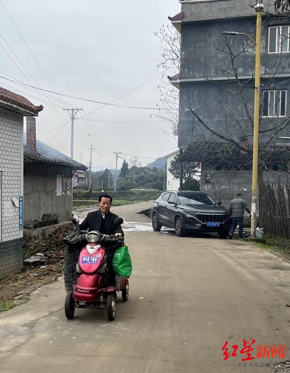 ▲何明学骑电动车前往患者家里看病