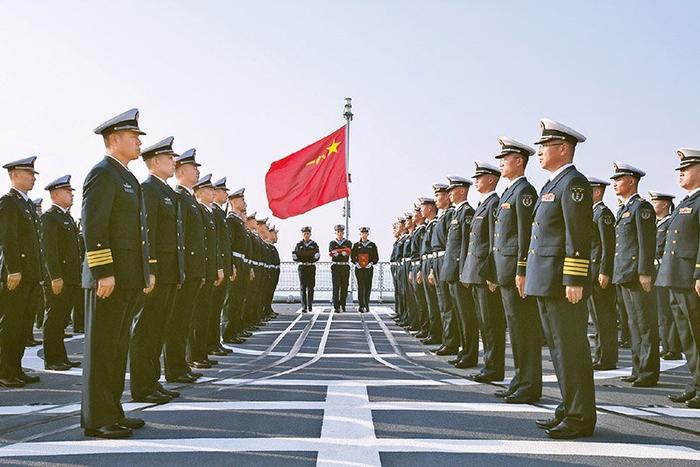 年10月,南昌舰官兵举行仪式,迎接南昌舰入列当天天安门广场升起的国旗