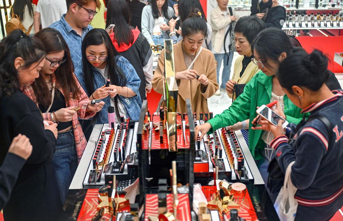 　　春节期间，消费者在海口国际免税城选购化妆品。新华社记者 郭程 摄