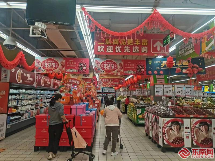 市民在超市里采购年货。东南网记者 卢金福 摄