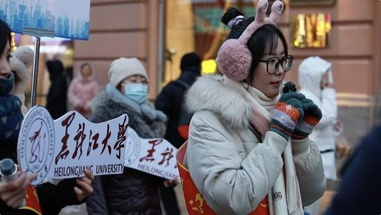 寒假期间，黑龙江大学历史文化旅游学院的学生志愿宣讲队在哈尔滨中央大街为游客讲解当地历史文化。黑龙江大学供图
