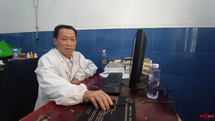 ▲坐诊期间的何明学