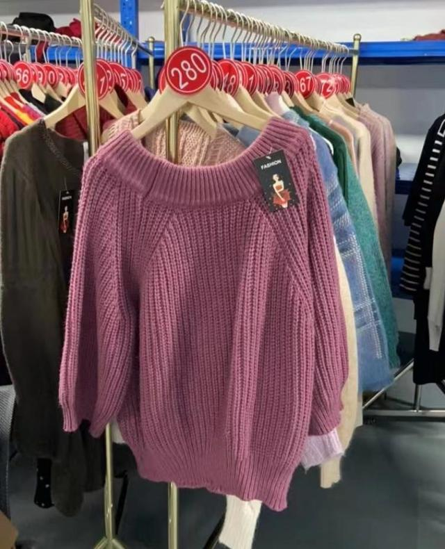 直播间售卖的毛衣货品 受访者供图