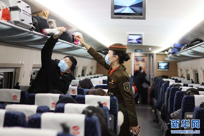 6969图为武汉客运段乘务人员服务旅客 新华网发 徐雅婷摄