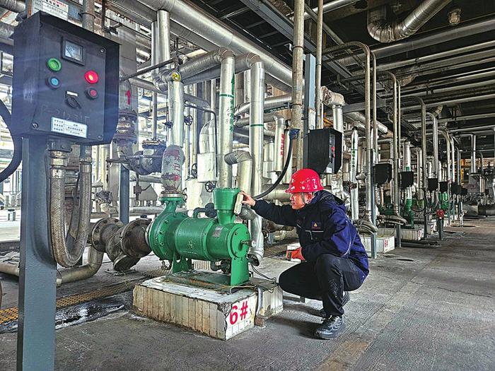 图③：2月10日,刘权在查看生产装置运行情况。 本报通讯员摄