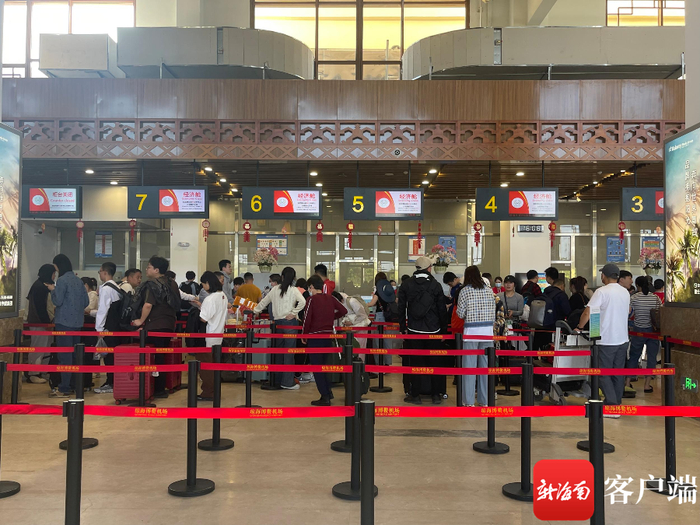 旅客正在办理值机。博鳌机场供图