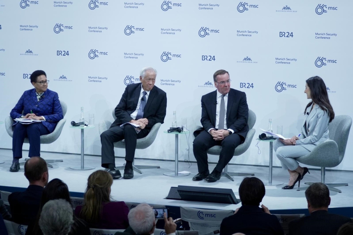 新加坡国防部长黄永宏（左二）出席慕尼黑安全会议 图自新加坡国防部网站