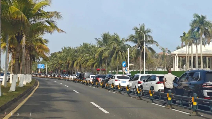 车辆在离岛港口排队 图源：受访者提供