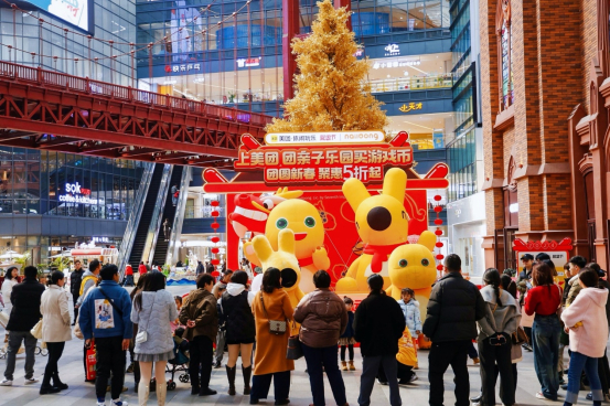 　　▲美团休闲玩乐联合昆明海乐世界推出春节联合活动，众多亲子家庭参与。摄影：阿金