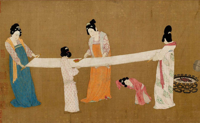 △ 唐代张萱《捣练图》（局部），其中就描画有仕女手持熨斗的场景。