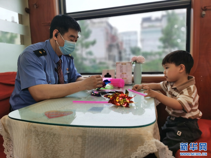 赫军教小朋友制作风车