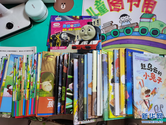 列车上的儿童图书角