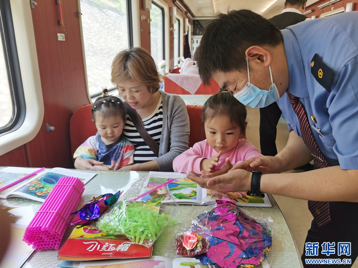 赫军教小朋友制作风车