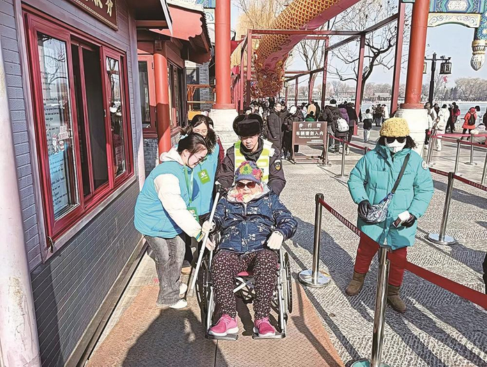     北京什刹海街道“蓝立方”志愿者带领辖区青少年志愿者为游客提供志愿服务。本报记者 贾宁 摄