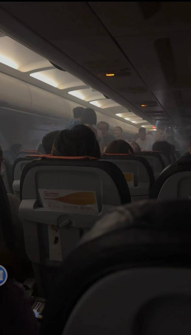 机舱内烟雾缭绕 受访者供图
