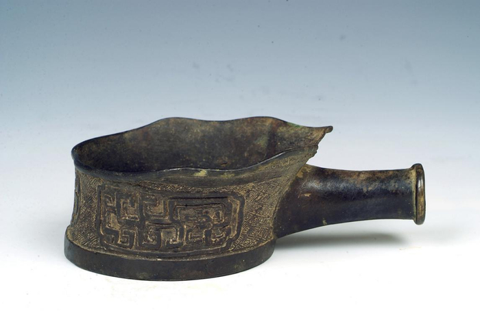 △ 寿字夔纹铜熨斗，清代，田东县博物馆藏。