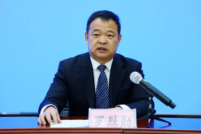 市住建局党组成员、副局长罗烈勋