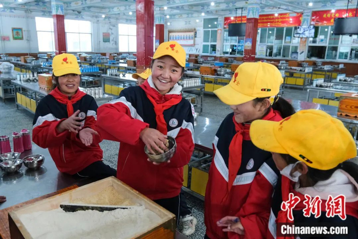 西藏班戈县中石化小学学生在学校食堂捏糌粑。江飞波摄