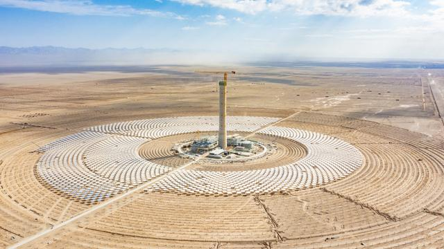 新能源“光热+光伏”试点项目的11960面定日镜日前全部安装完成。新华社发 金伟 摄