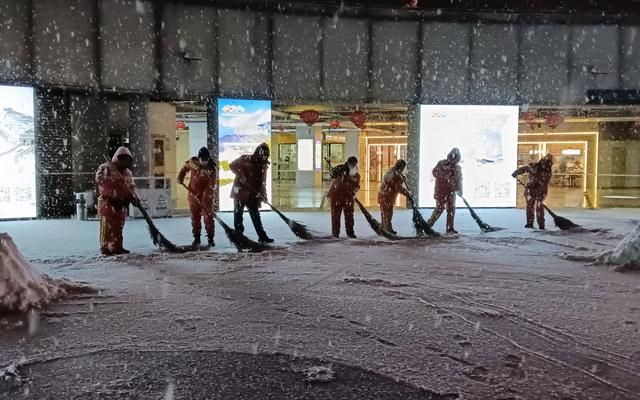 北京北站地区，保洁员正冒雪作业。北京市重点站区管委会供图