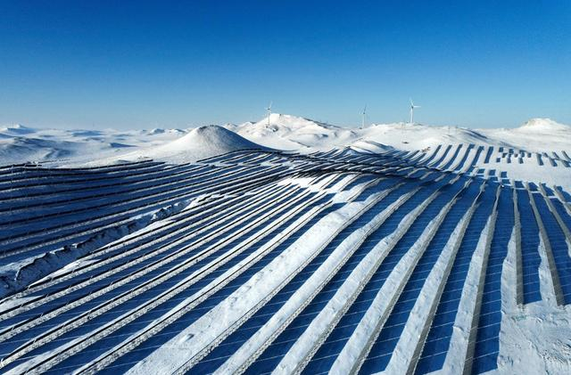 内蒙古霍林郭勒市拍摄的霍林河循环经济示范工程风电光伏基地。新华社 王正 摄